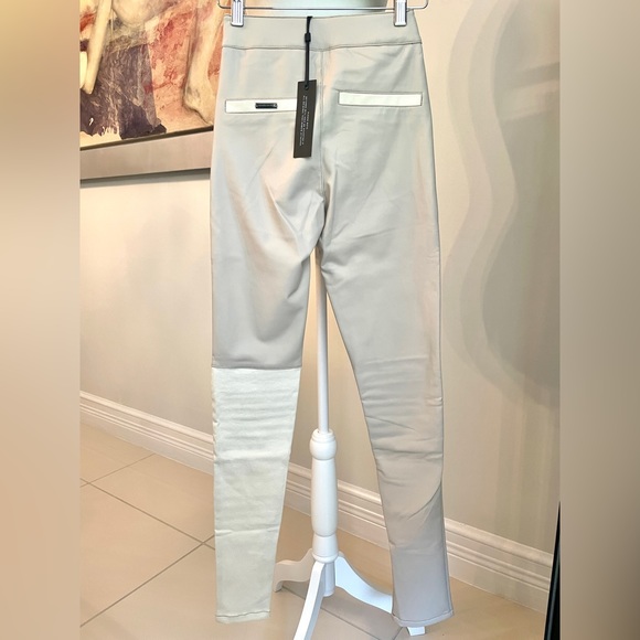 Mannequin size:
Bust : 32.5
Waist : 25.2
Hip : 34.5 - Picture 2 of 5